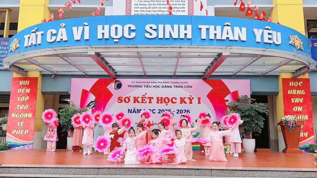 Hoa đào đón xuân qua điệu múa hồn nhiên của học sinh