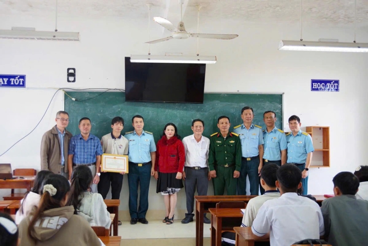 Khen thưởng nam sinh lớp 11 kịp thời sơ cứu phi công Yak-130