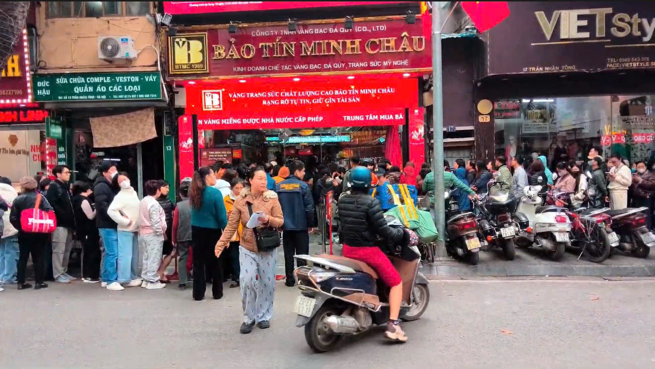 Vàng, bạc lập đỉnh lịch sử, người dân chen nhau xếp hàng mua