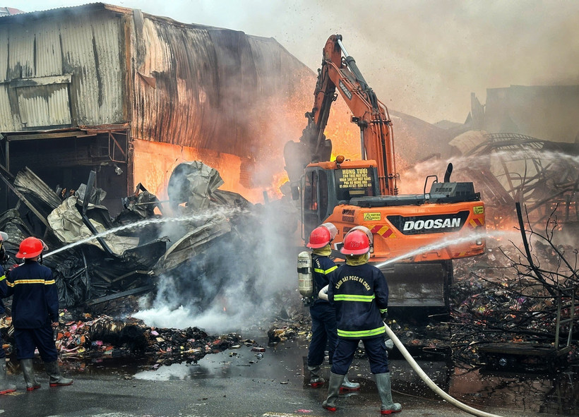 Biển lửa bao trùm 