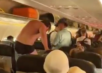 Chuyến bay hạ cánh khẩn vì hành khách gây rối đòi cởi đồ