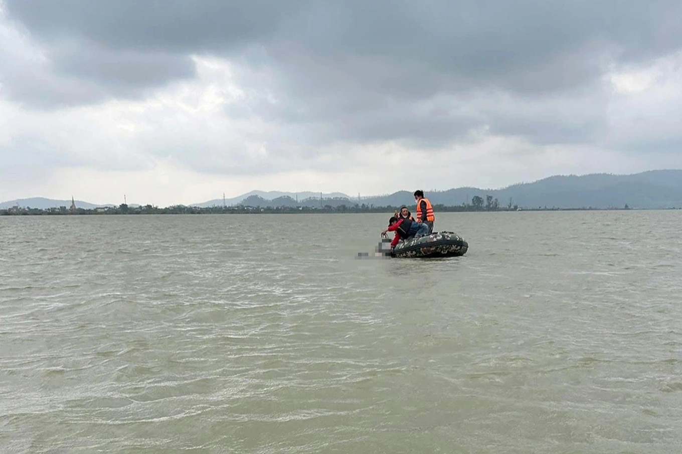 Phát hiện thi thể nữ sinh 12 tuổi mất tích trên Sông Lam