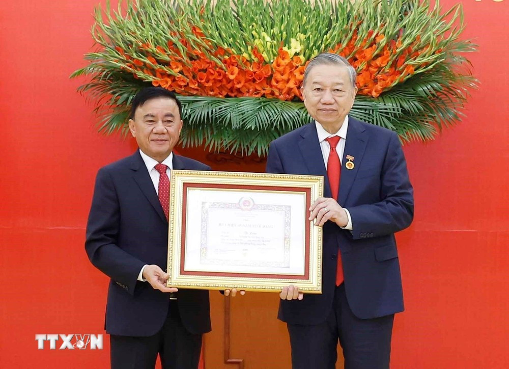 Trang trọng Lễ trao Huy hiệu 45 năm tuổi Đảng tặng Tổng Bí thư Tô Lâm