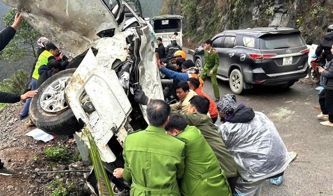 Điểm nóng trưa 4/2: Ôtô bẹp rúm khi rơi xuống vực, ba người sống sót