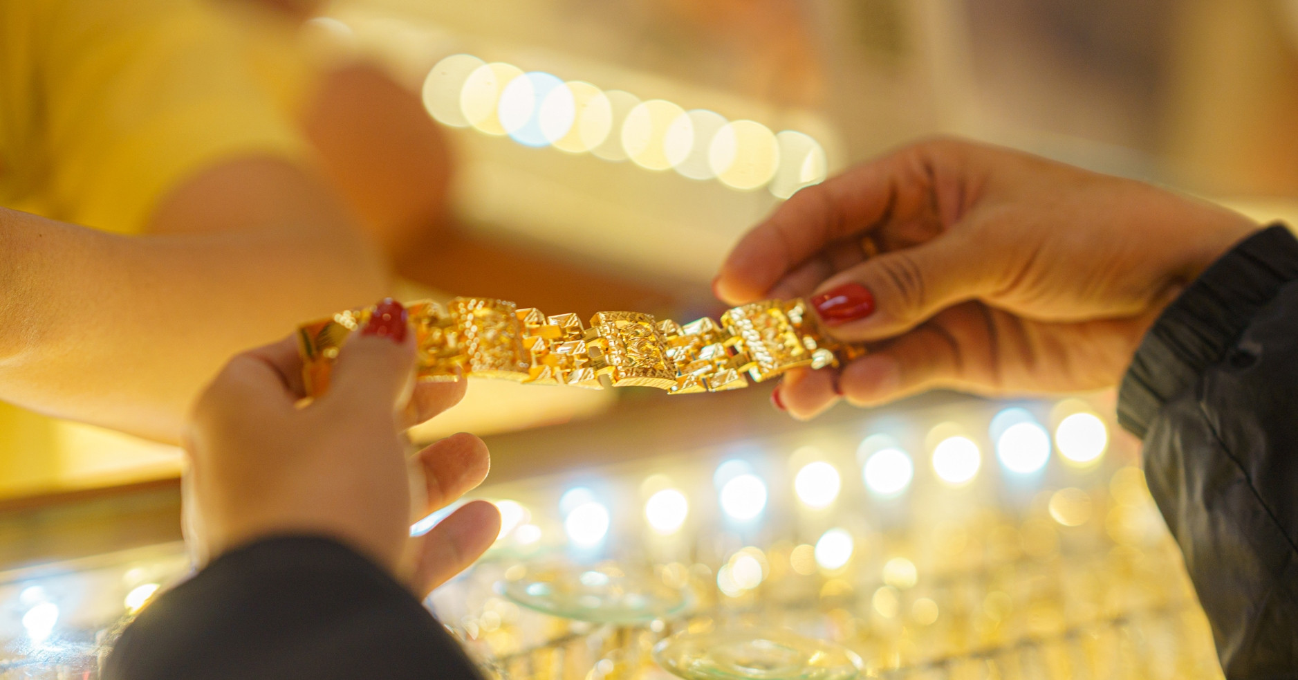 Giá vàng bật tăng mạnh sau đợt bán tháo chưa từng có