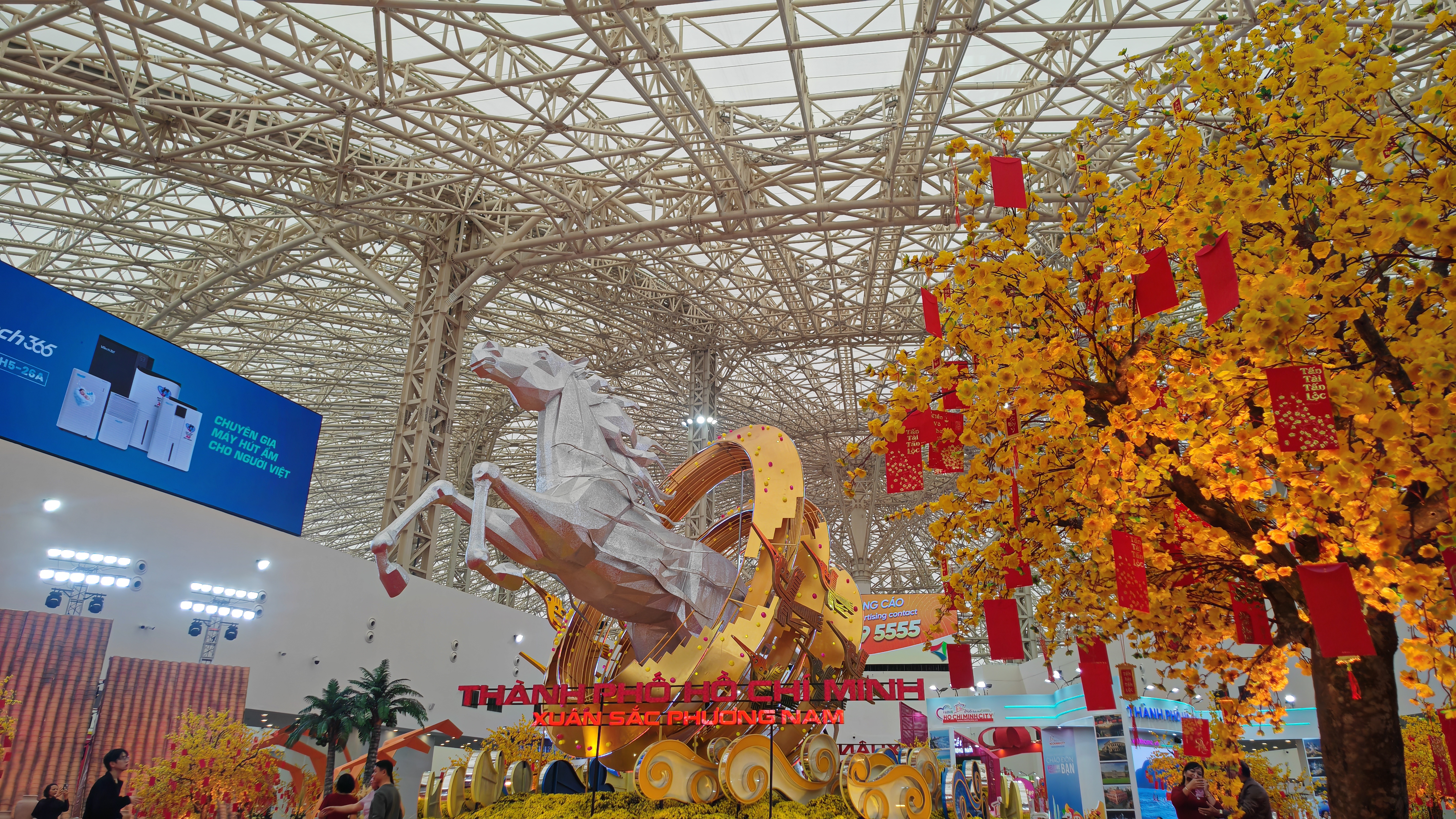 Hà Nội rộn ràng không khí Tết tại Hội chợ Mùa Xuân 2026