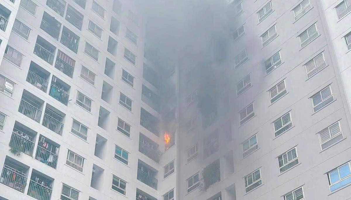 Cháy tại tầng 9 tòa chung cư ở Hà Nội, nhiều cư dân hoảng hốt tháo chạy