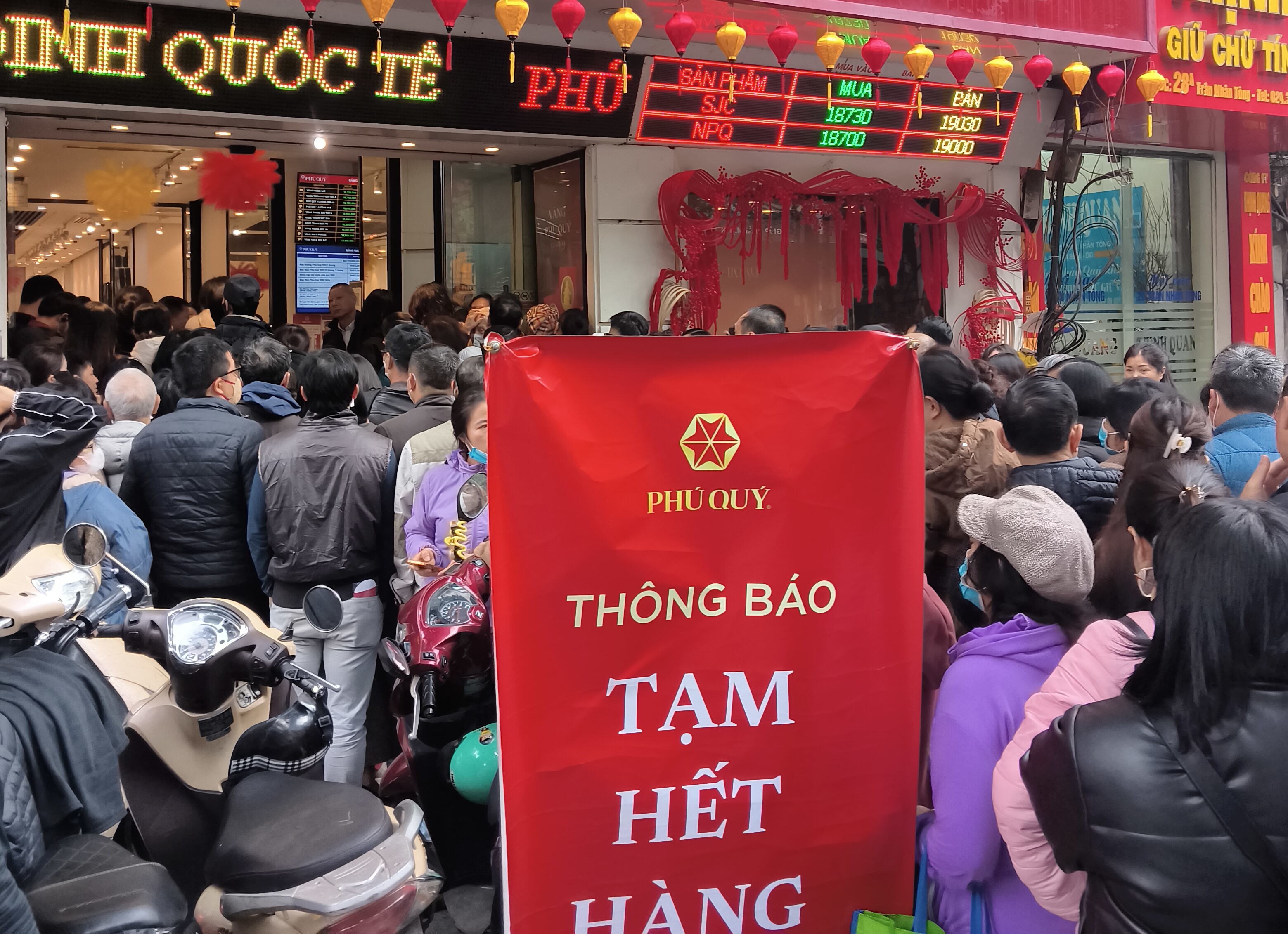 Giá vàng hôm nay 6/2/2026: Giá vàng trong nước tiếp tục giảm theo giá thế giới