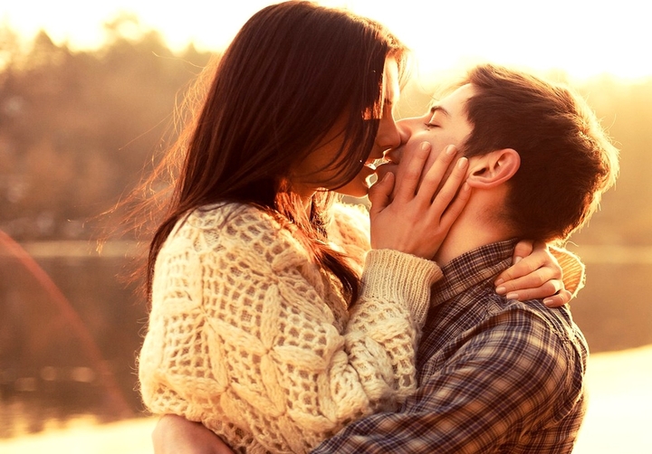 Hôn người vừa uống rượu có 