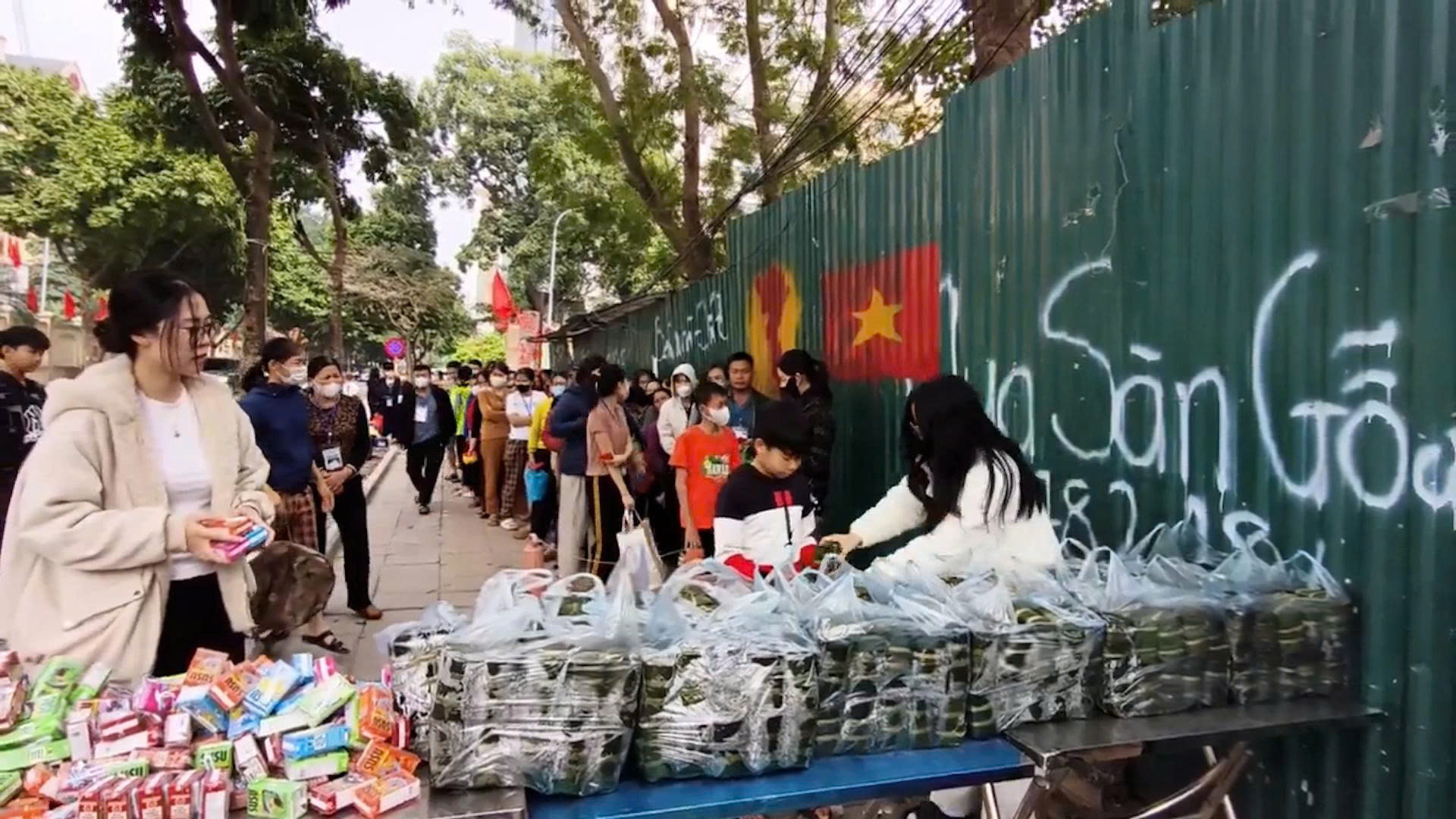 Lan tỏa yêu thương từ những phần quà nhỏ 