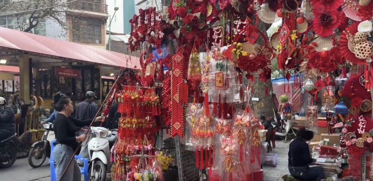 Phố Hàng Mã rực rỡ sắc xuân thu hút đông đảo du khách đến tham quan, chụp ảnh