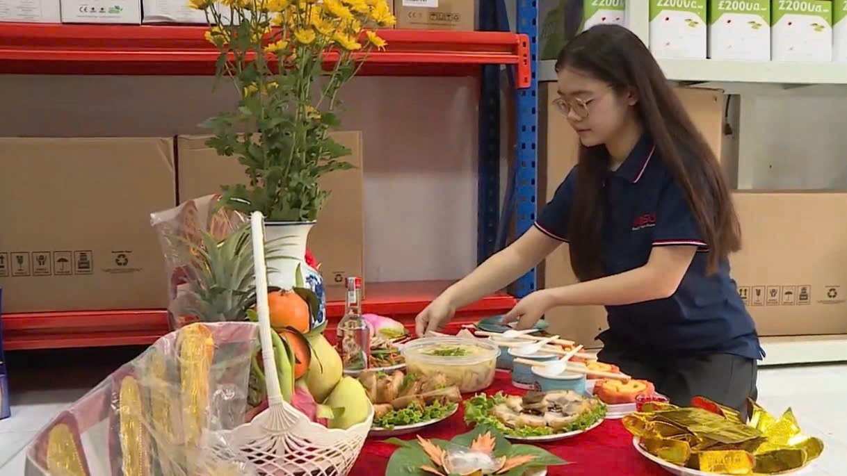 Dịch vụ nấu cỗ thuê được nhiều gia đình trẻ ưa chuộng dịp Tết