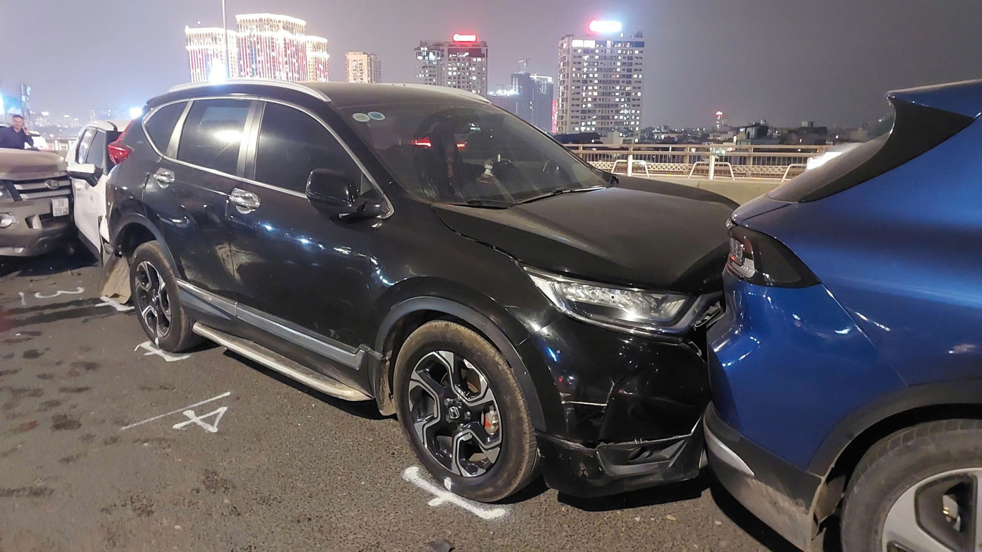 6 ô tô va chạm liên hoàn trên cầu Nhật Tân