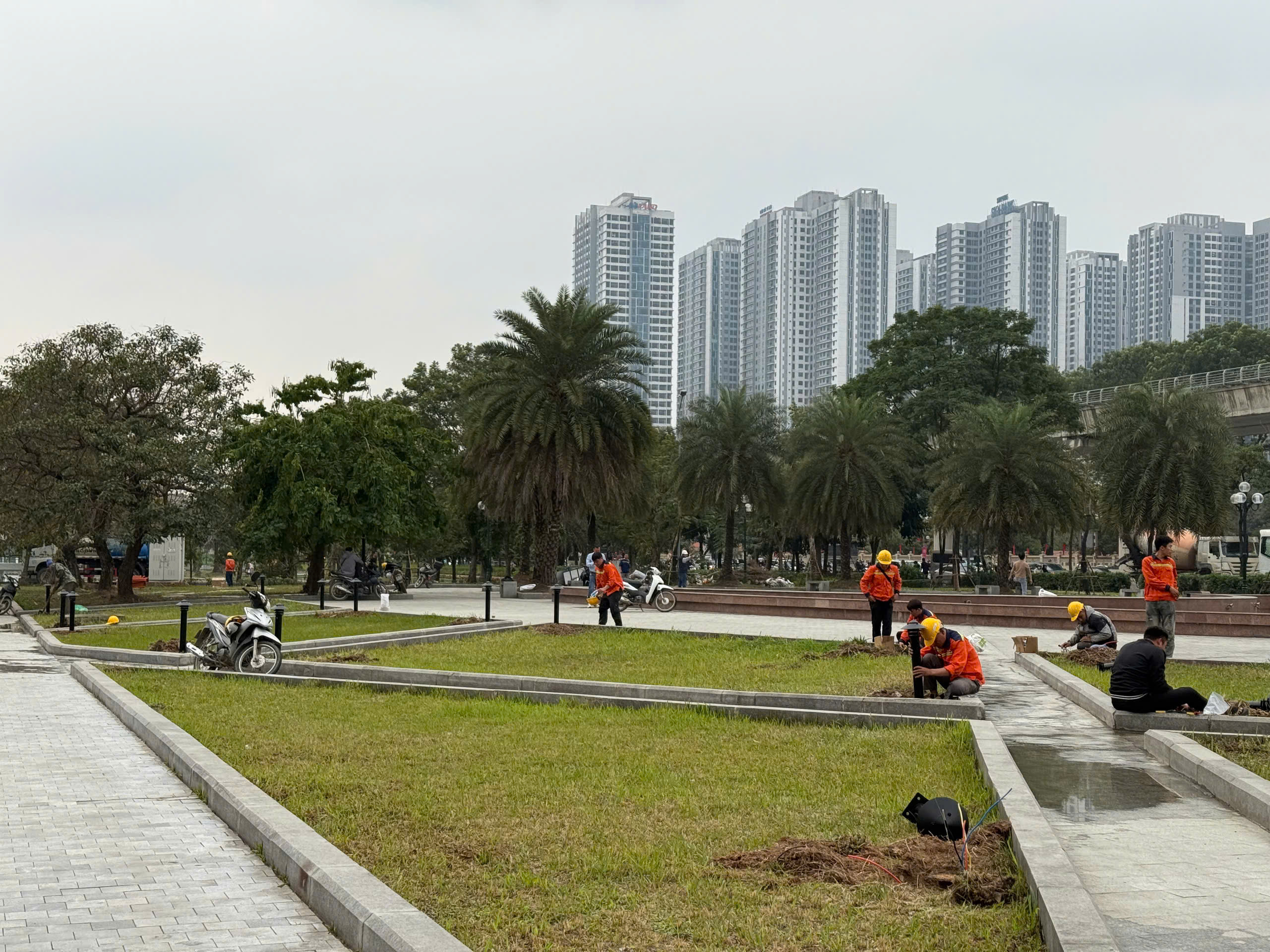 Công viên hồ điều hòa Mai Dịch “lột xác” sau thời gian xuống cấp