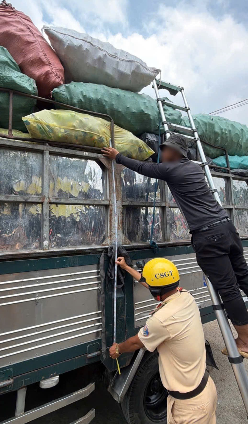 Phạt hơn 10 triệu đồng xe tải chở hàng vượt chiều cao, tiềm ẩn tai nạn