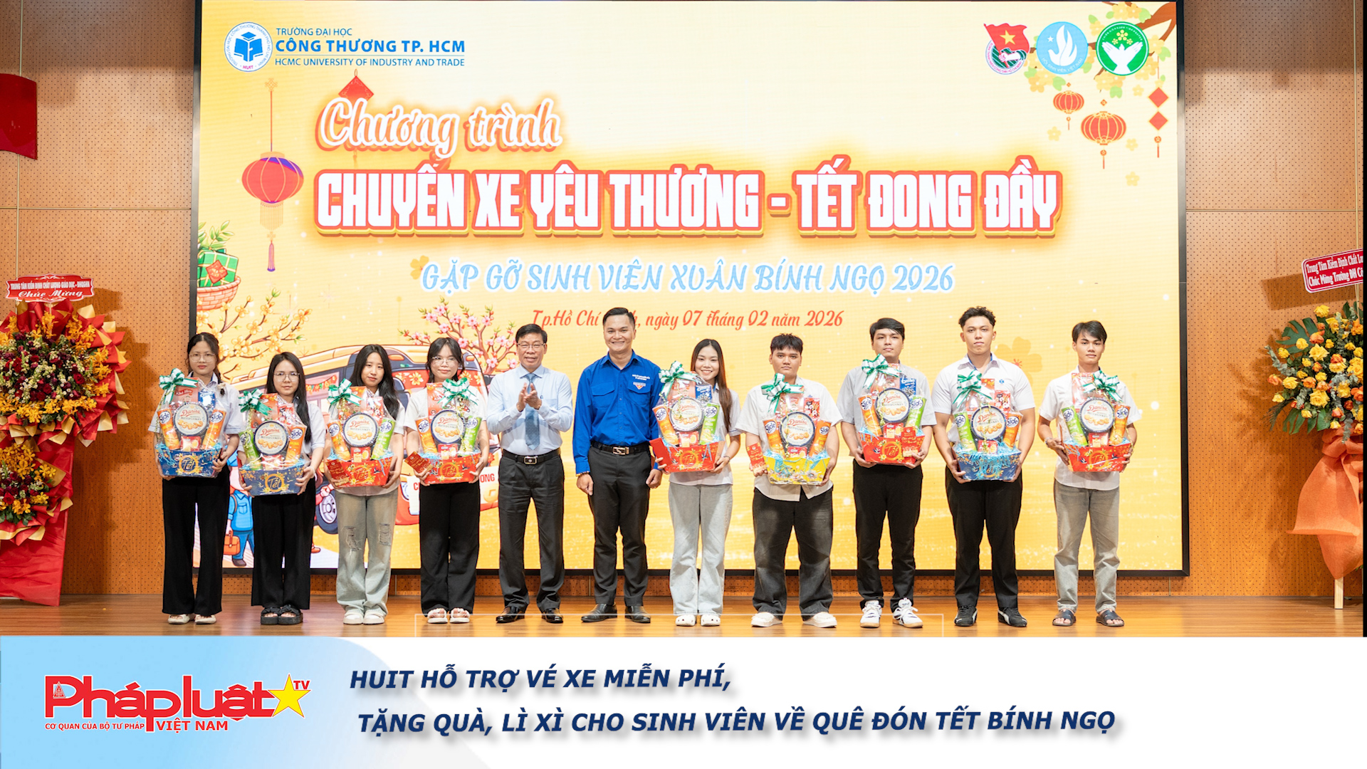 HUIT hỗ trợ vé xe miễn phí, tặng quà, lì xì cho sinh viên về quê đón Tết Bính Ngọ

