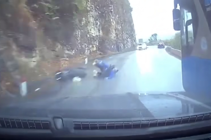 Ô tô vượt đèo khuất tầm nhìn, 2 người đi xe máy bị cán tử vong 