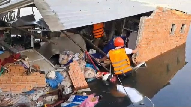 Sập nhà ven sông ở TP.HCM khiến 2 người bị thương