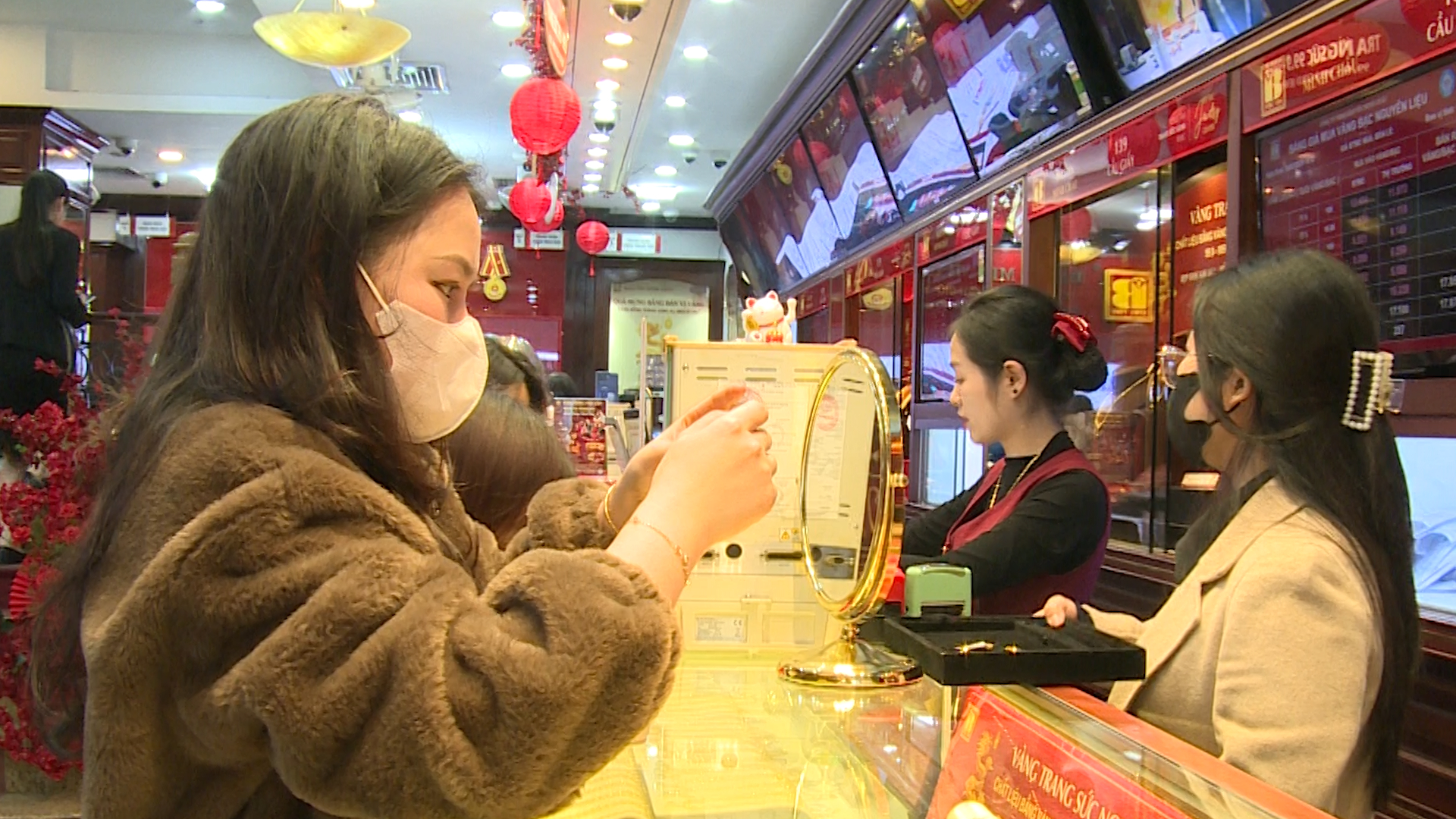 Giá vàng hôm nay 11/2: Vàng bật tăng giá, vượt mốc 180 triệu đồng/lượng