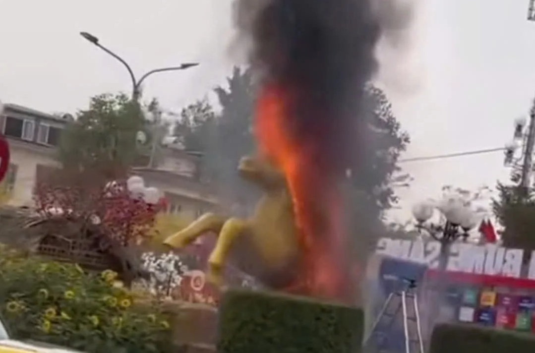 Linh vật ngựa bất ngờ bốc cháy khi đang thi công ở Thái Nguyên