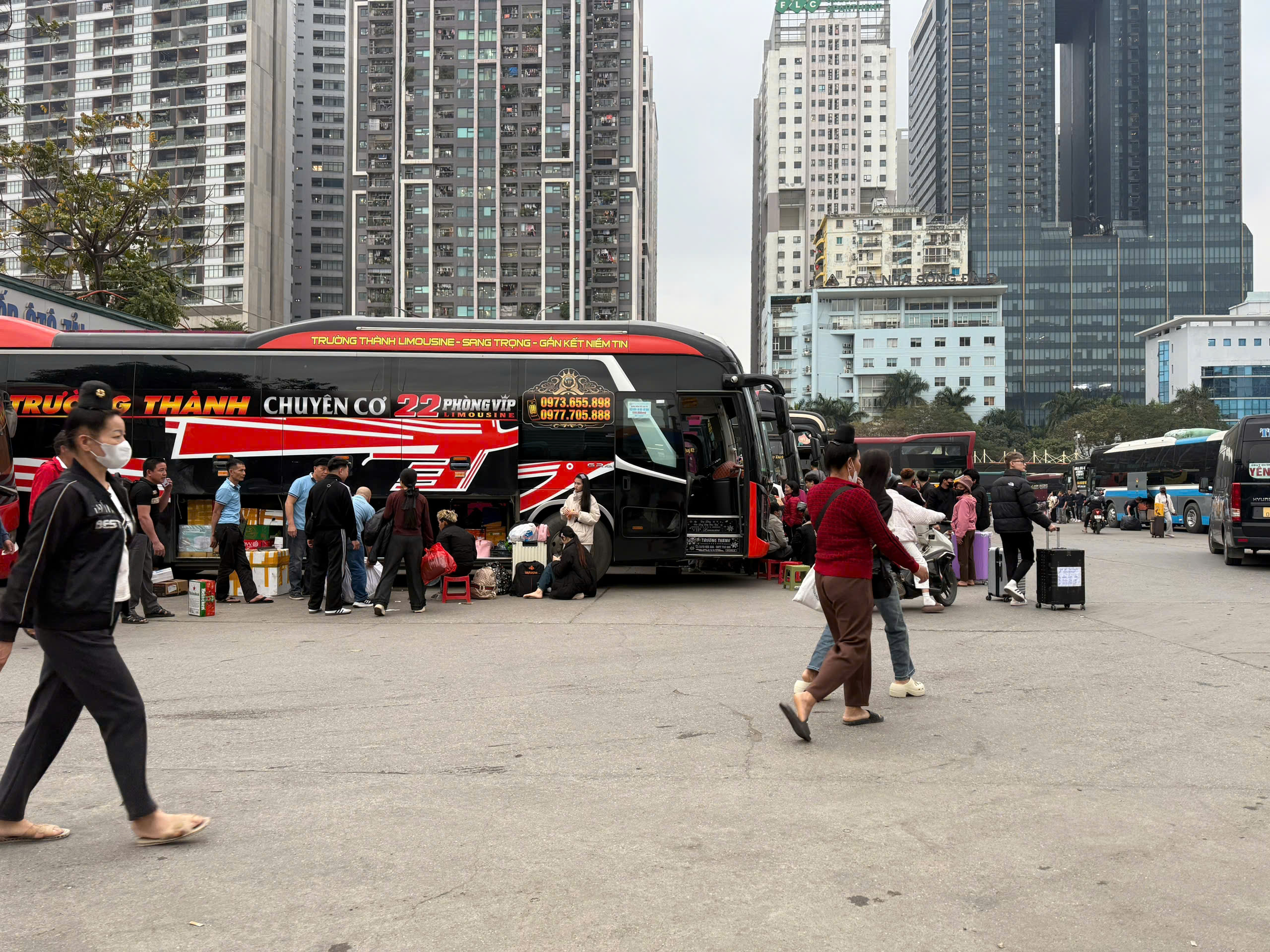 Dòng người nườm nượp về quê ăn Tết, bến xe Mỹ Đình căng mình phục vụ