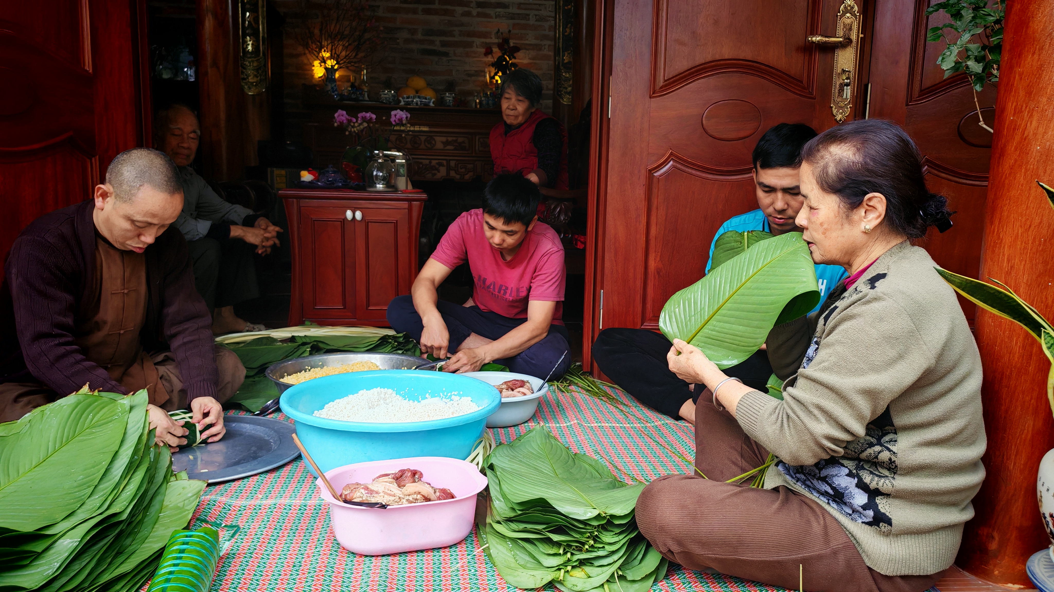 Gói bánh chưng ngày Tết - Giữ hồn truyền thống trong nhịp sống hiện đại