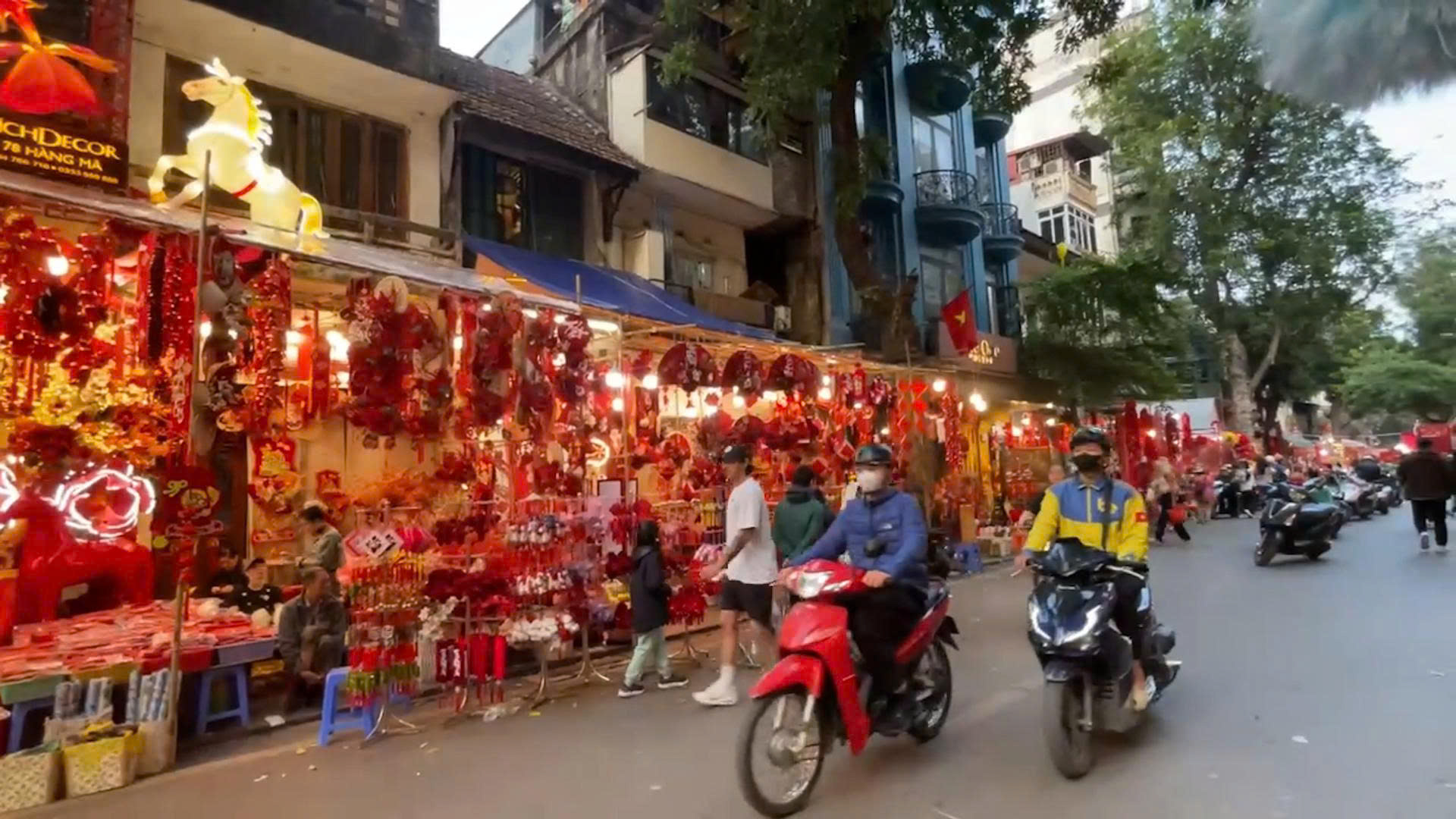 Khắp phố phường rộn ràng đón Tết 2026