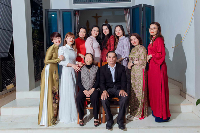 8 con gái cùng về ăn Tết, bữa cơm tất niên ở Nghệ An khiến nhiều người xúc động