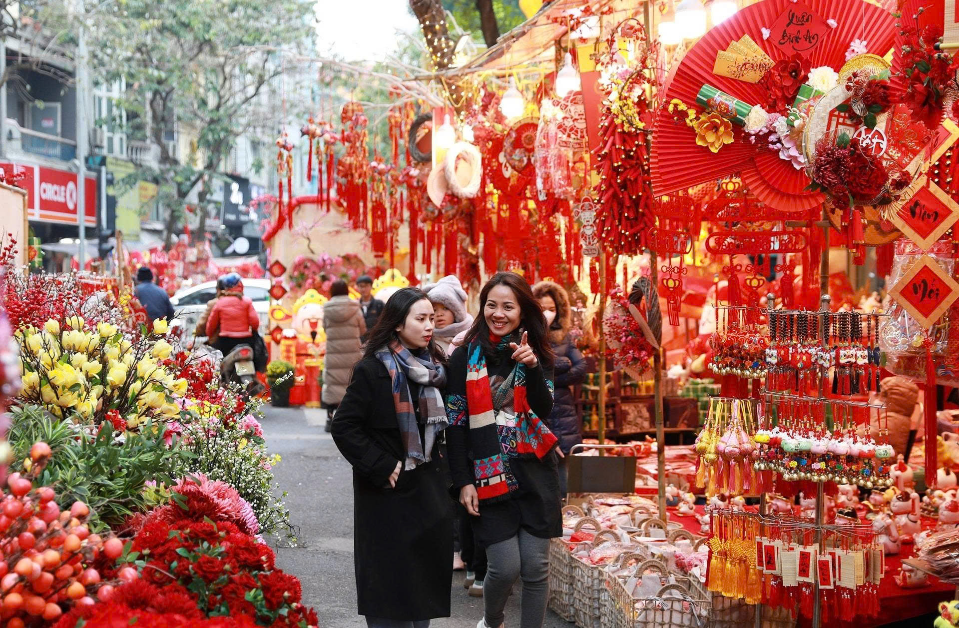 Người dân cả nước du xuân trong tiết trời hửng nắng