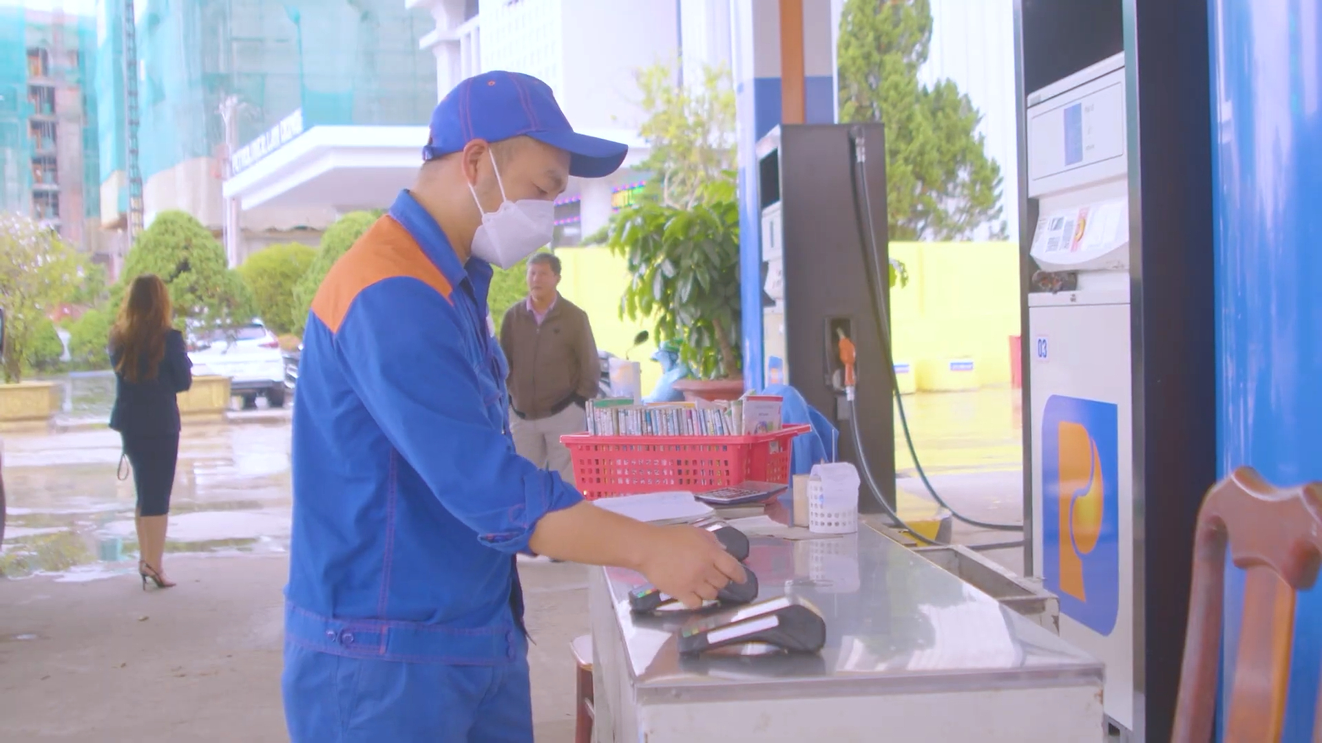 BizNews ngày 23/2/2026: Giá xăng giảm, giá cả hàng hóa ổn định trước, trong và sau Tết