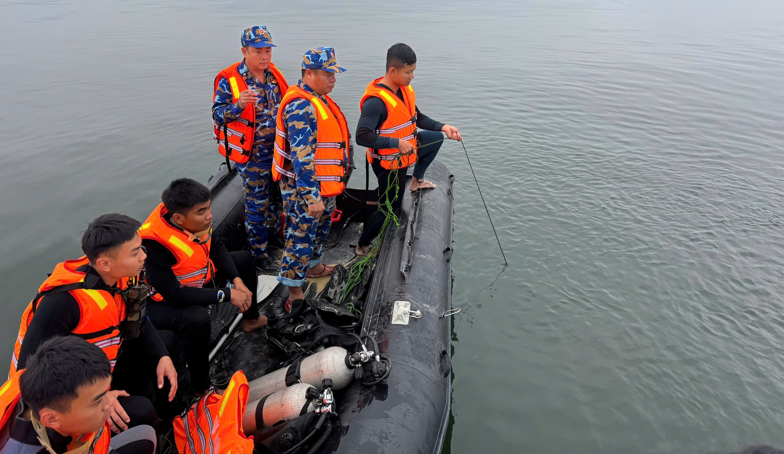 [MỚI] - 20 đặc công người nhái trắng đêm tìm kiếm nạn nhân mất tích vụ lật tàu chở khách trên hồ Thác Bà