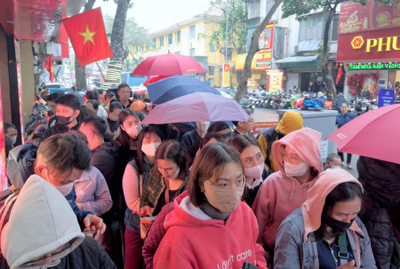 Đội mưa xuân, rồng rắn xếp hàng mua vàng trước ngày vía Thần Tài
