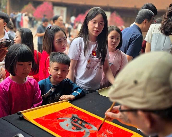 Hội chữ Xuân Bính Ngọ 2026 rộn ràng đầu năm tại Văn Miếu - Quốc Tử Giám