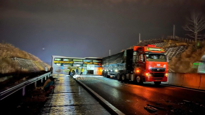 Ba vụ tai nạn giao thông xảy ra liên tiếp trên cao tốc Phan Thiết - Dầu Giây