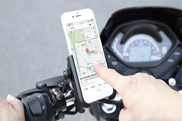 Gắn điện thoại xem Google Maps khi lái xe có bị phạt?