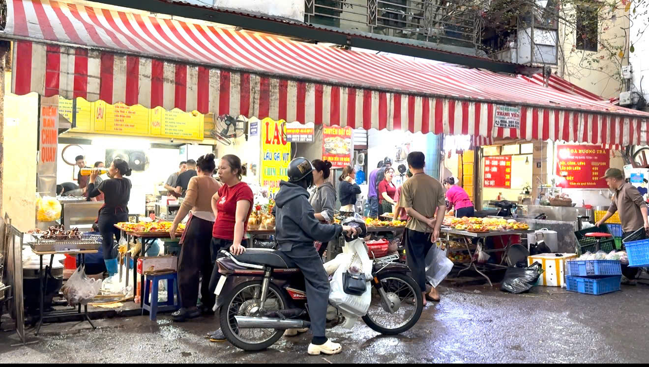 Không chen mua vàng ngày vía Thần Tài, nhiều người Hà Nội chọn cách cầu tài theo cách riêng