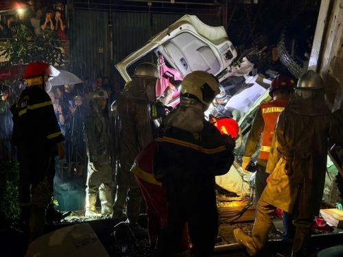 Tai nạn đường sắt ở Hà Nội, ô tô tải bị tông văng xa cả trăm mét