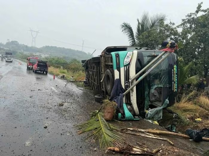 Tai nạn xe khách nghiêm trọng ở Đồng Nai làm 1 người chết và 2 người bị thương