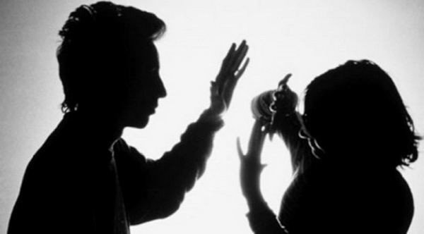 Tạm giữ người đàn ông nhiều lần bạo hành vợ đang mang thai và con gái