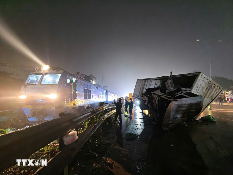 Vụ xe tải bị tàu hỏa tông ở Hà Nội: Cục CSGT phát cảnh báo khẩn