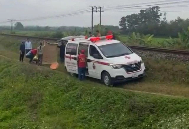 Băng qua đường ray, một người phụ nữ bị tàu đâm tử vong