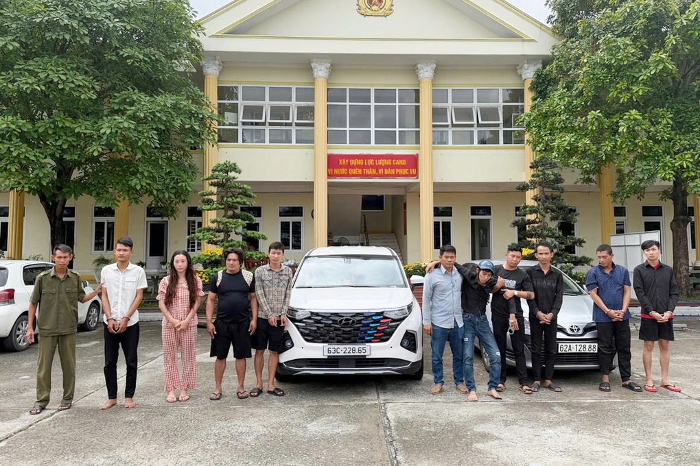 Người phụ nữ bị nhóm người chặn xe máy, bắt cóc giữa đường