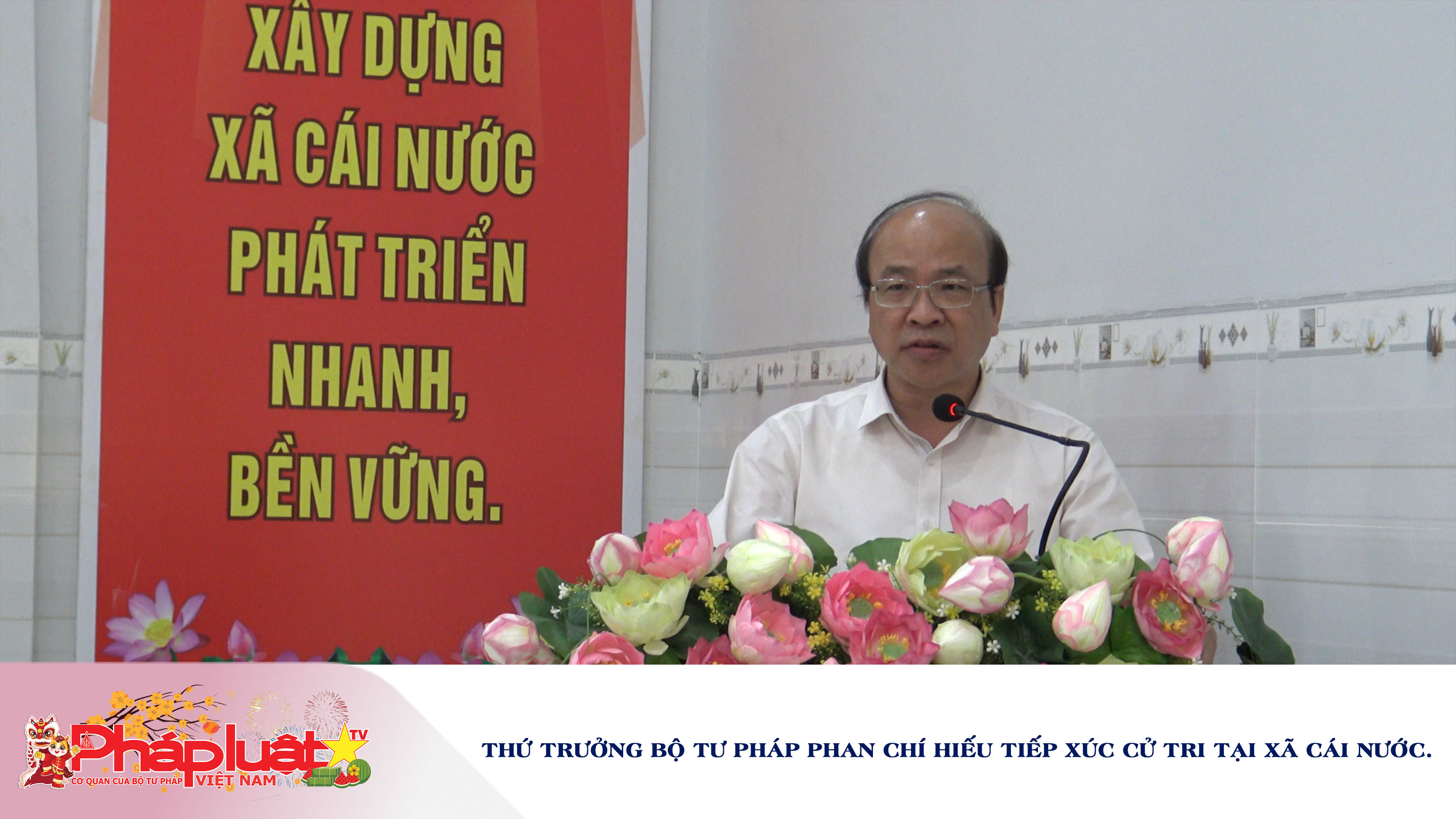 Thứ trưởng Bộ Tư pháp Phan Chí Hiếu tiếp xúc cử tri tại xã Cái Nước.