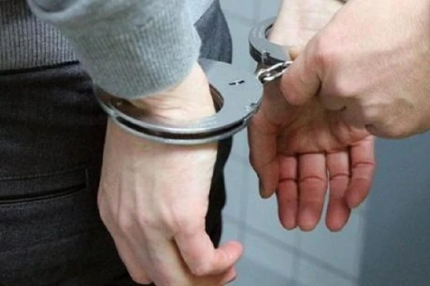 Cảnh sát vây bắt thanh niên manh động cầm dao rượt đuổi 3 mẹ con