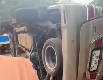 Lật xe 7 chỗ ở Đồng Nai, 2 người tử vong