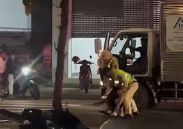 Tài xế không chấp hành kiểm tra nồng độ cồn, tông xe CSGT rồi bỏ chạy