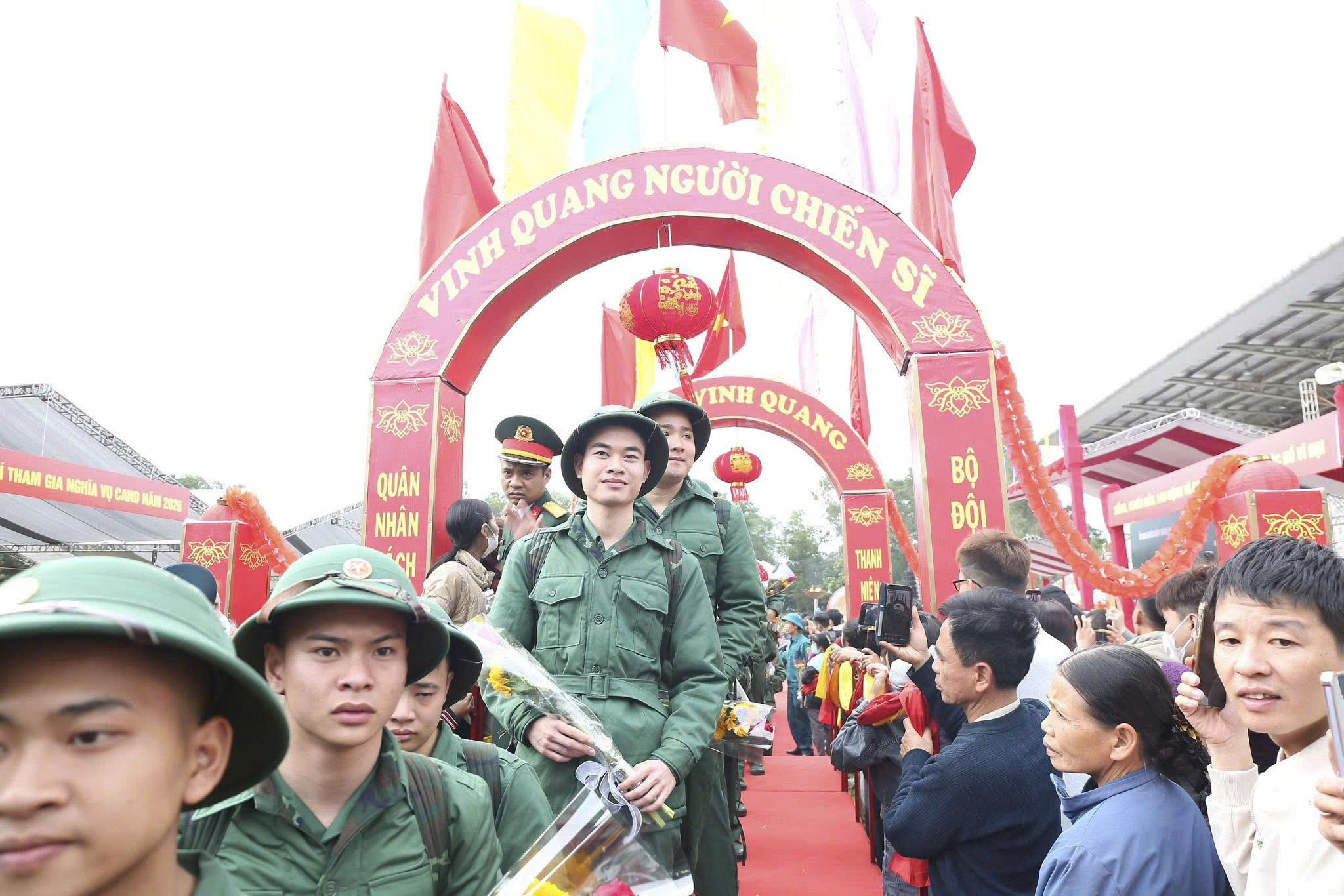 579 thanh niên ưu tú bước qua 