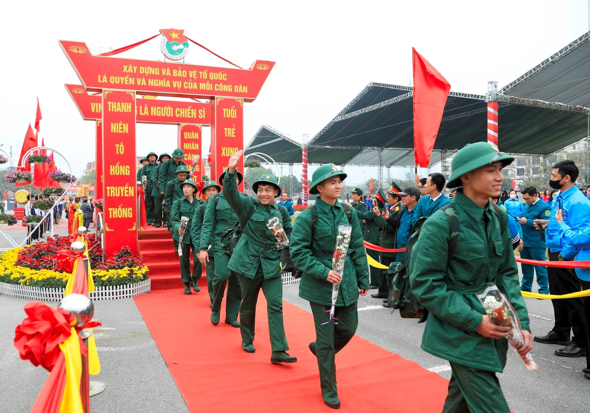 Hà Nội rộn ràng lễ giao nhận quân 2026: Thanh niên Đan Phượng - Hoài Đức hăng hái lên đường