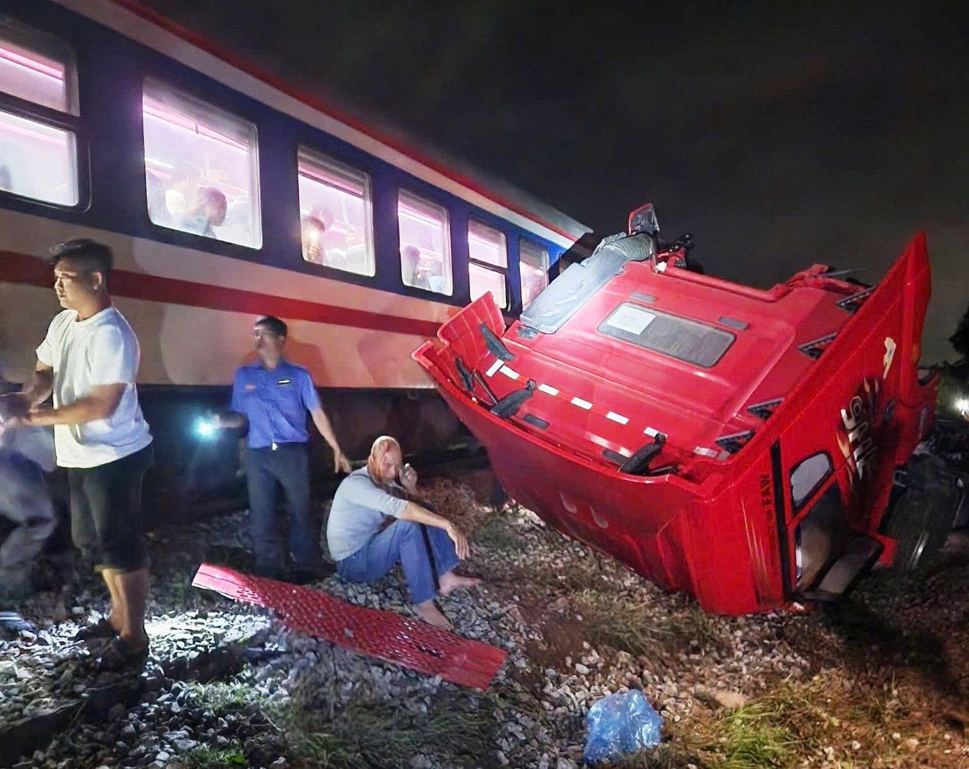 Xe tải đứt đôi sau cú va chạm với Tàu hỏa ở Quảng Ngãi