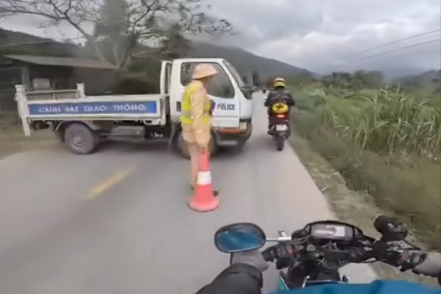Cục CSGT thông tin về clip CSGT dùng xe công vụ chắn ngang đường để dừng phương tiện
